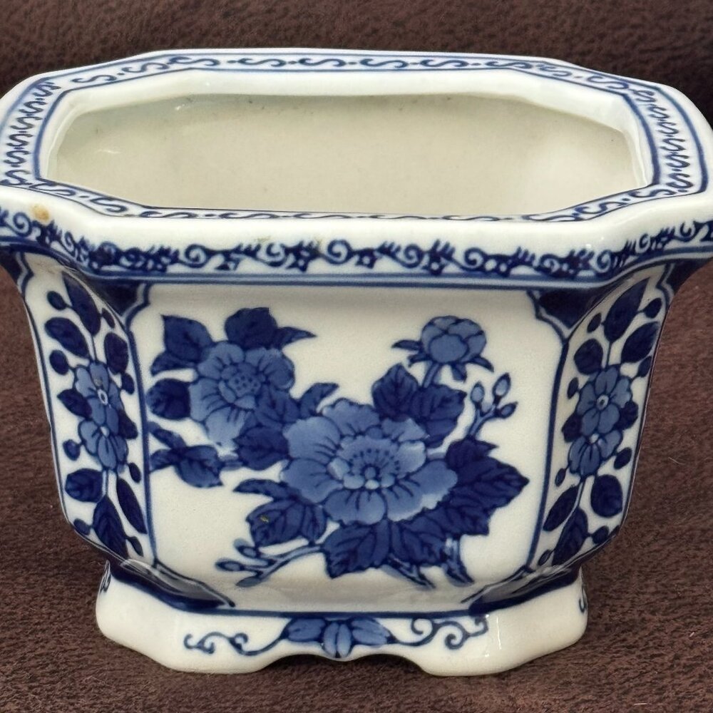 Vintage Chinese Blue & White Porcelain Planter